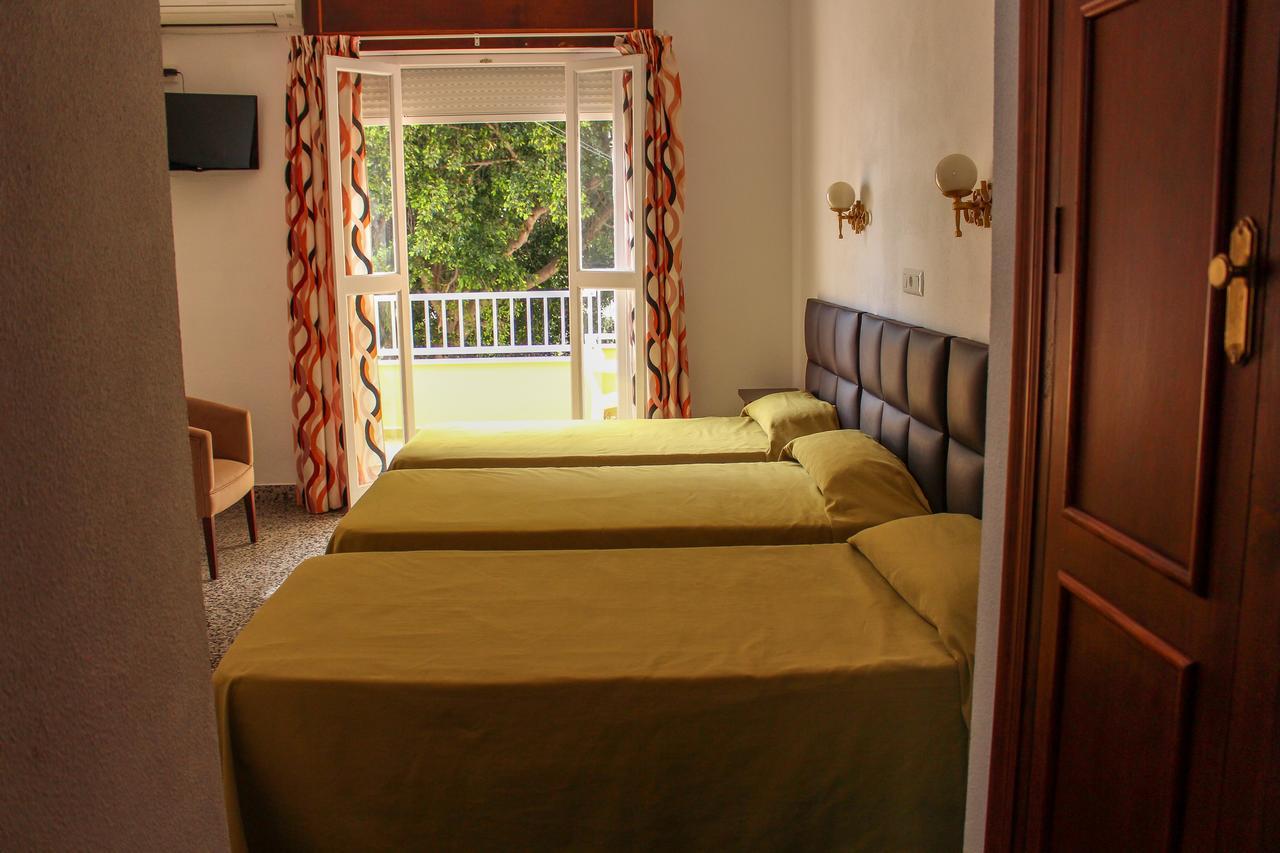 Hostal Esperanza Benajarafe Exterior foto
